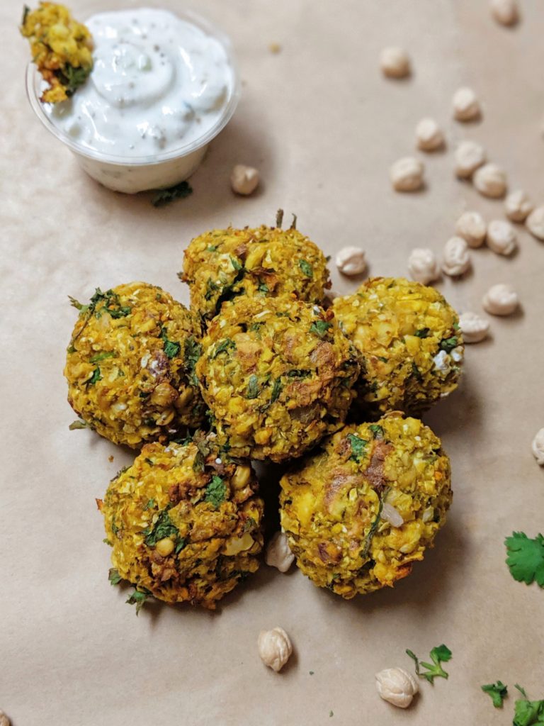 Turmeric Chickpea-Cauliflower Falafels to turn your Feel Good Sunday into a Falafel Good Sunday. Crispy round balls with all the flavor you fancy, dipped in a cool Tzatziki sauce. Feel Good for sure!