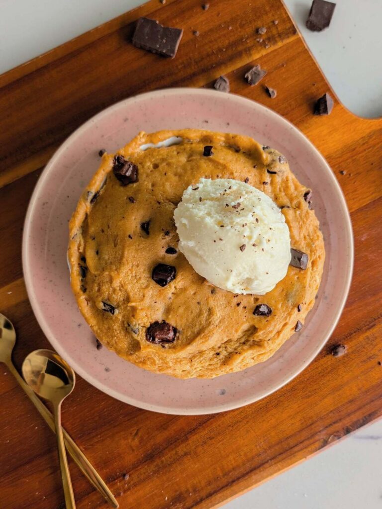High protein pumpkin mug cake takes 45 seconds and delivers 29.3g of protein with real chocolate chunks in every bite. One mug, one microwave, done. No oven, no waiting, no full batch of something you have to portion out and store.