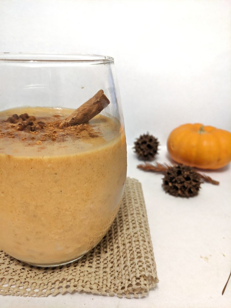 A suuuuuper creamy Pumpkin Spice Smoothie made with frozen bananas, pumpkin puree and pumpkin pie spice for your Thanksgiving breakfast.Perfectly spiced like your favorite fall dessert, it's a quick way to get your pumpkin pie fix without all the calories.