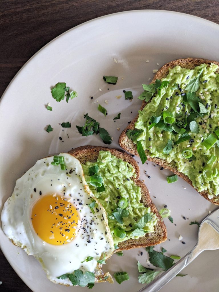 A healthy low calorie slice of this everything bagel avocado toast with egg makes for a breakfast full of nutrition: healthy fats, good carbs, protein and fiber!