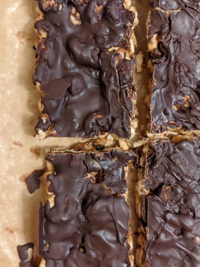 Easy diy peanut butter cereal bars topped with chocolate: A healthy and sugar free combination of chocolate peanut butter and cheerio turned into bars.