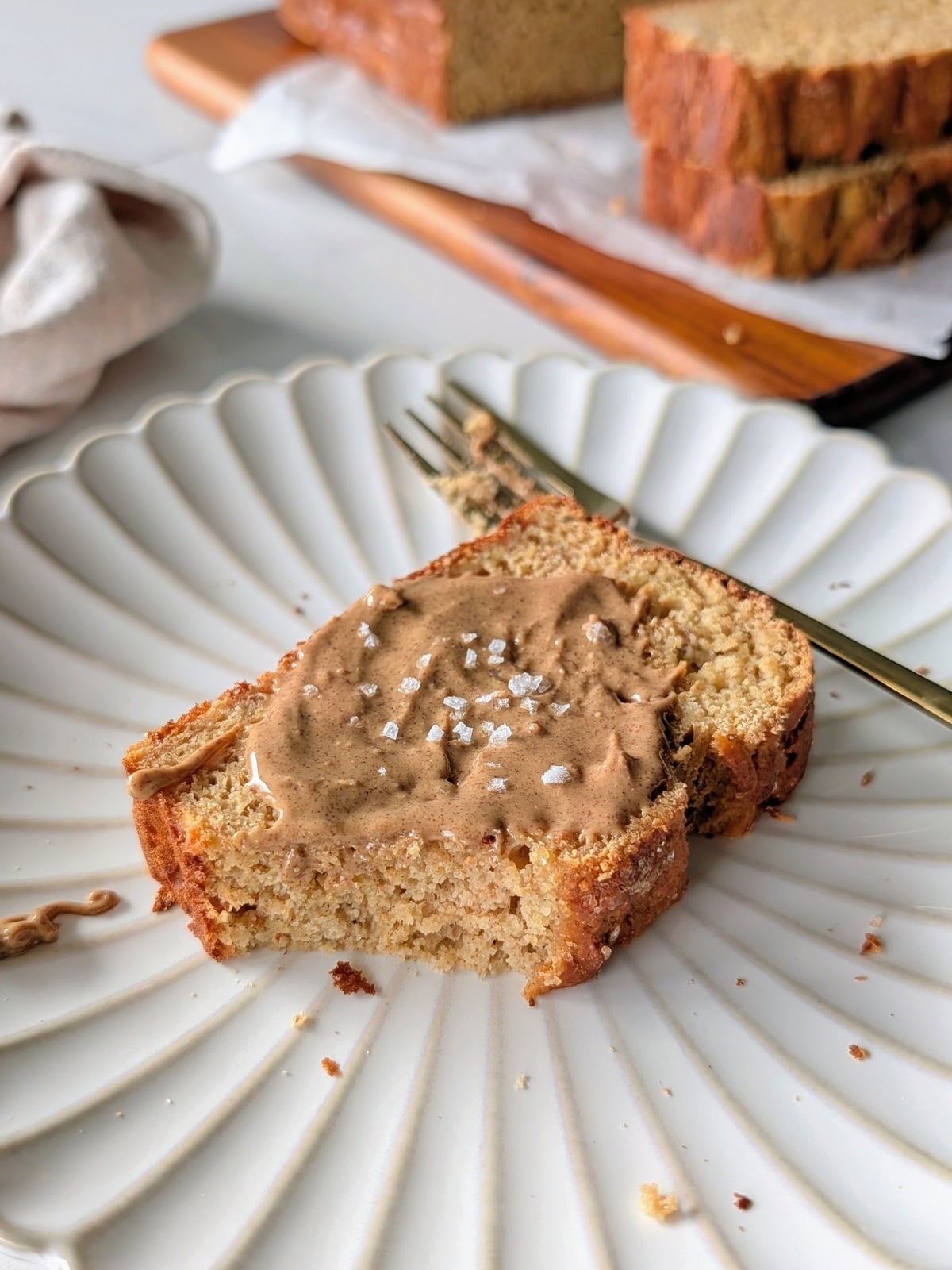 This protein banana bread with Greek yogurt is moist, made with flour and protein powder, and has no oil and no added sugar - 9.9g of protein for 113 calories a slice.
