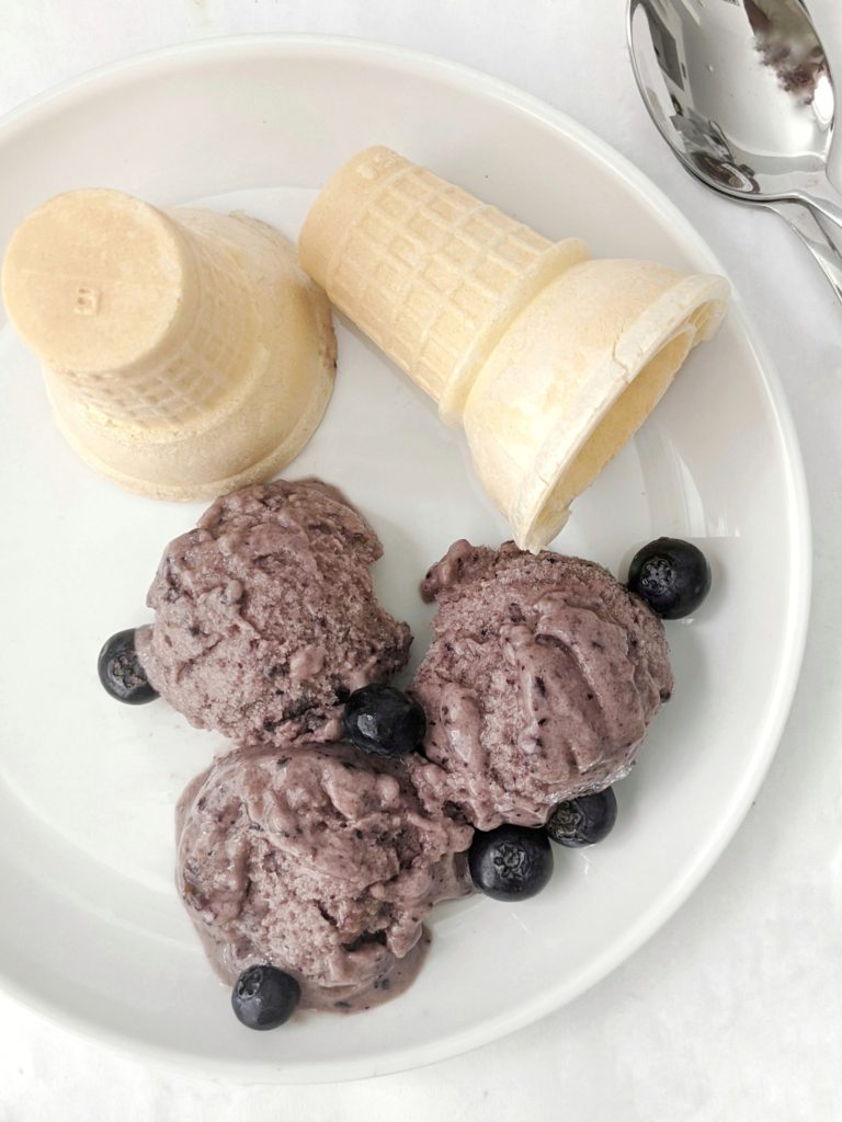 Easy, healthy and sugar free banana blueberry nice cream made without cream and just with frozen banana, blueberry and vanilla, so there’s no egg, no sugar and no diary in this vegan dessert.