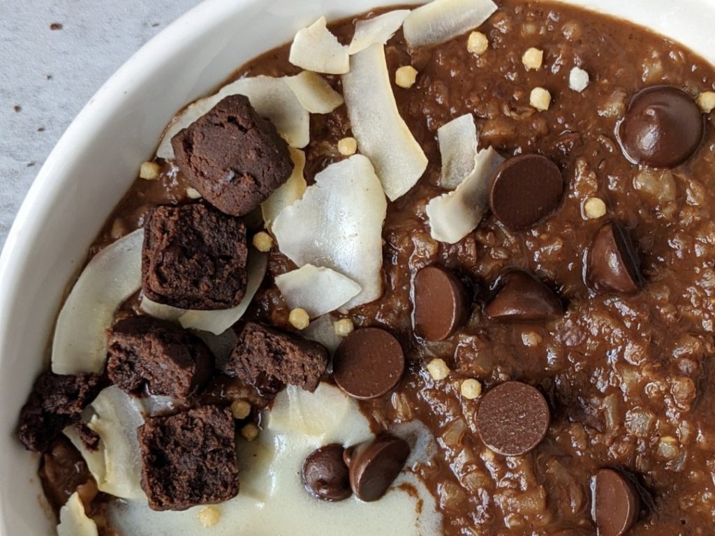 Decadent Dark Chocolate Brownie Oatmeal made with cacao powder for a rich flavor and Cauliflower for added volume. This delicious, easy and healthy dark chocolate oats is pure breakfast indulgence!