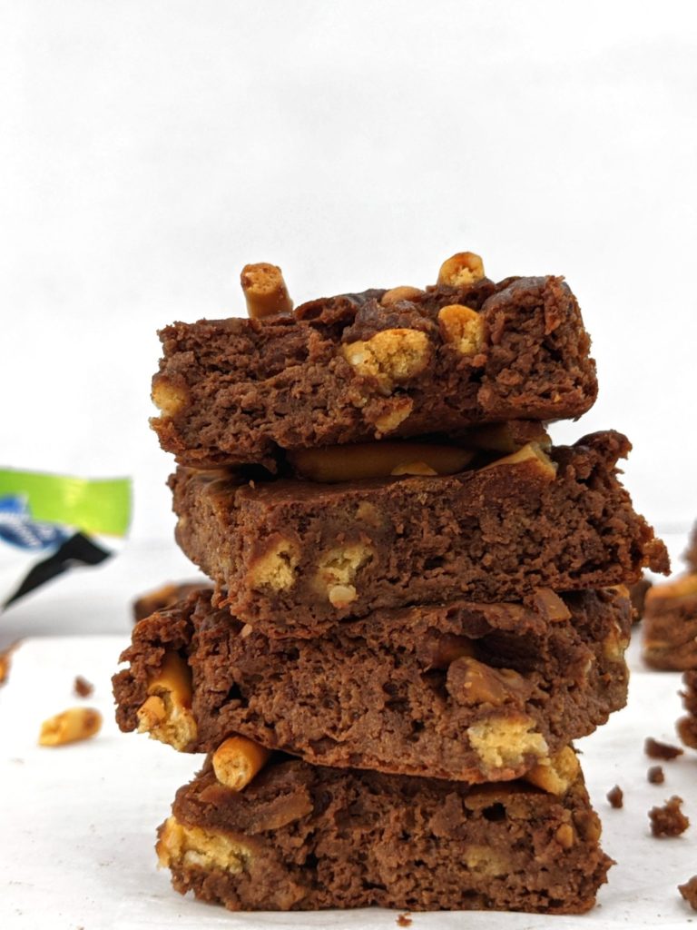 Peanut Butter Banana Pretzel Brownies - all the best flavor-combinations for chocolate in one healthy brownie recipe! These easy pretzel brownies are also gluten free, completely flourless, and made in a blender - as easy as it gets.