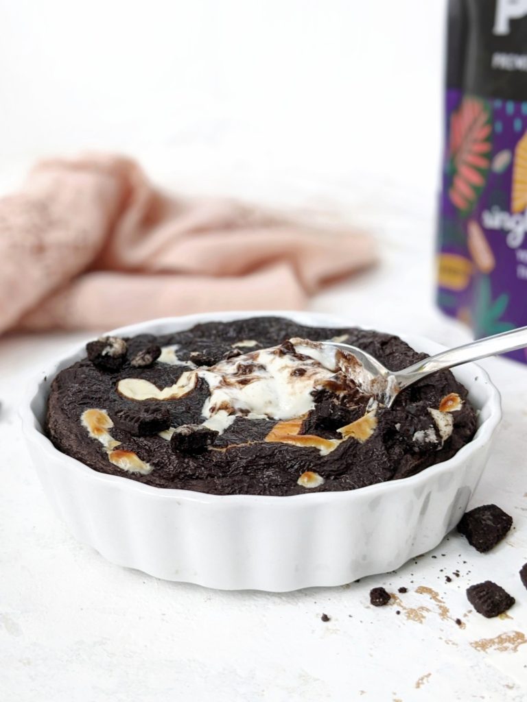 The perfect Protein Cookies and Cream Baked Oats: A sugar-free Oreo protein oatmeal filled with a melty cream cheese center. With the chocolate and cheesecake, this cookies and cream protein powder oatmeal is like having a giant Oreo for breakfast! A gluten free and Vegan option too.