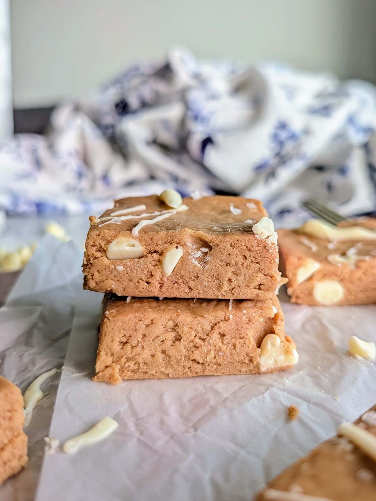 These no bake protein blondies are chewy, dense and sugar free, with 11.4g of protein and 112 calories a bar — a 15-minute dessert that never touches an oven.