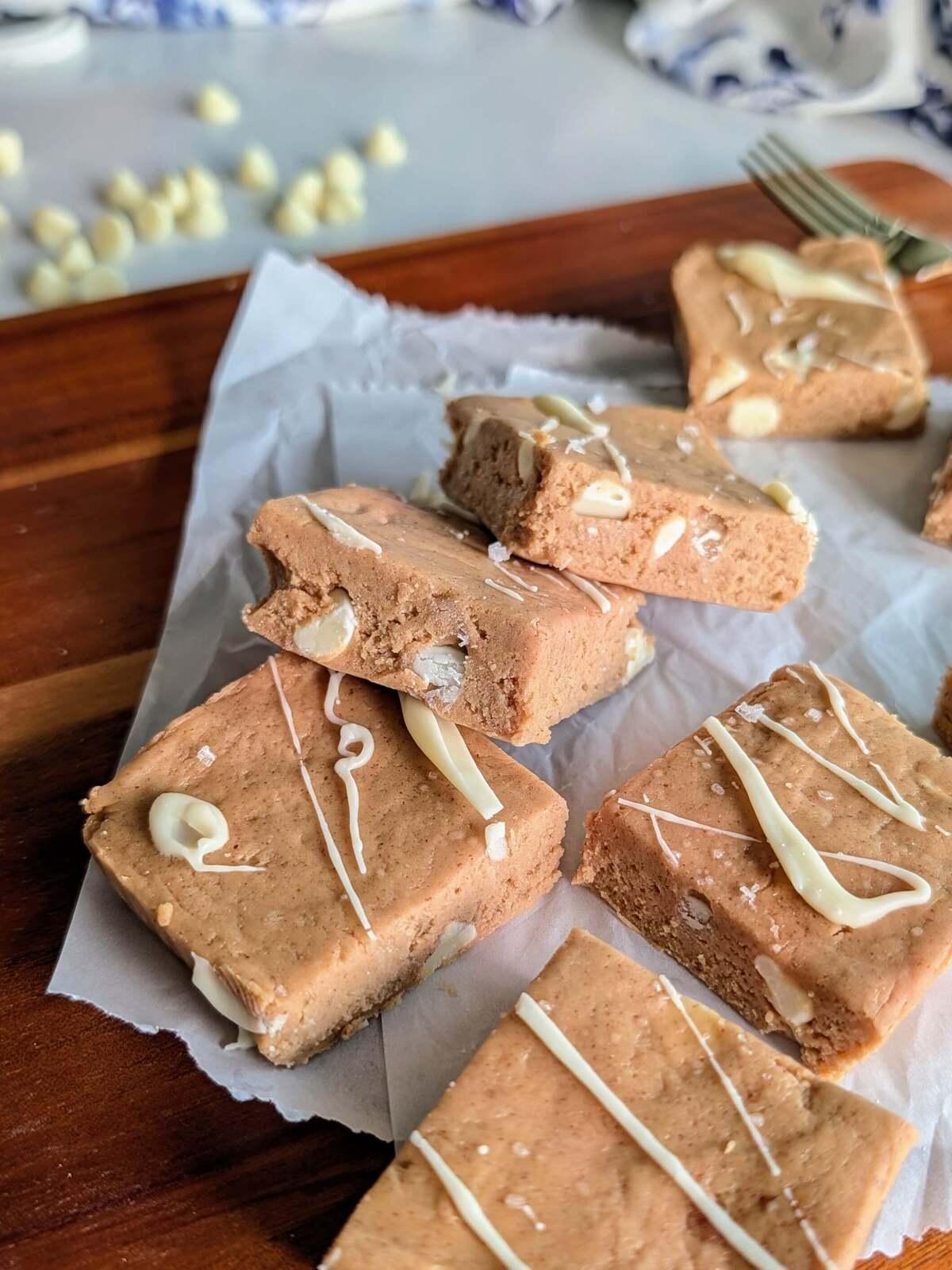 These no bake protein blondies are chewy, dense and sugar free, with 11.4g of protein and 112 calories a bar — a 15-minute dessert that never touches an oven.