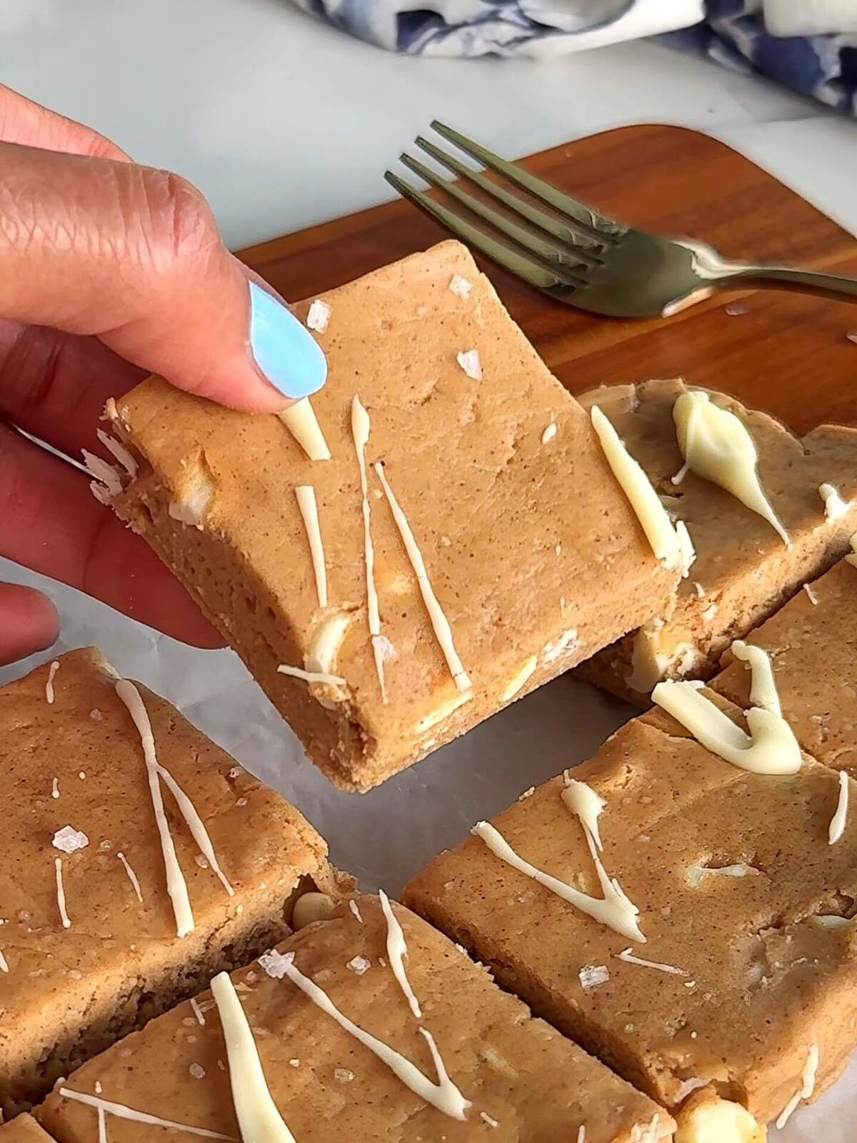 These no bake protein blondies are chewy, dense and sugar free, with 11.4g of protein and 112 calories a bar — a 15-minute dessert that never touches an oven.