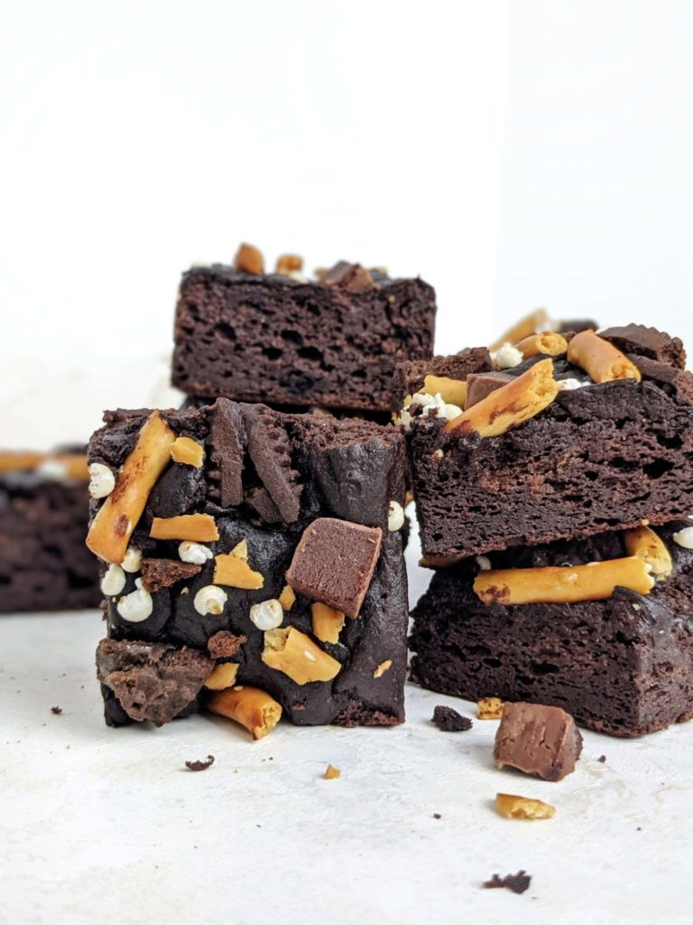 With all the funky toppings, these Kitchen Sink Protein Brownies definitely don’t belong in the kitchen sink! Topped with pretzels, Oreo, cereal, an actual protein bar, and sweetened with protein powder, these healthy kitchen kink brownies are the dream!