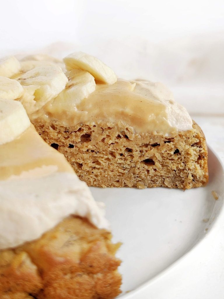 Easy and healthy Protein Banana Cake made with whole wheat flour and protein powder, and topped with a vanilla protein frosting and protein caramel! A moist and delicious cake filled with banana flavor, perfect for an afternoon snack or dessert.