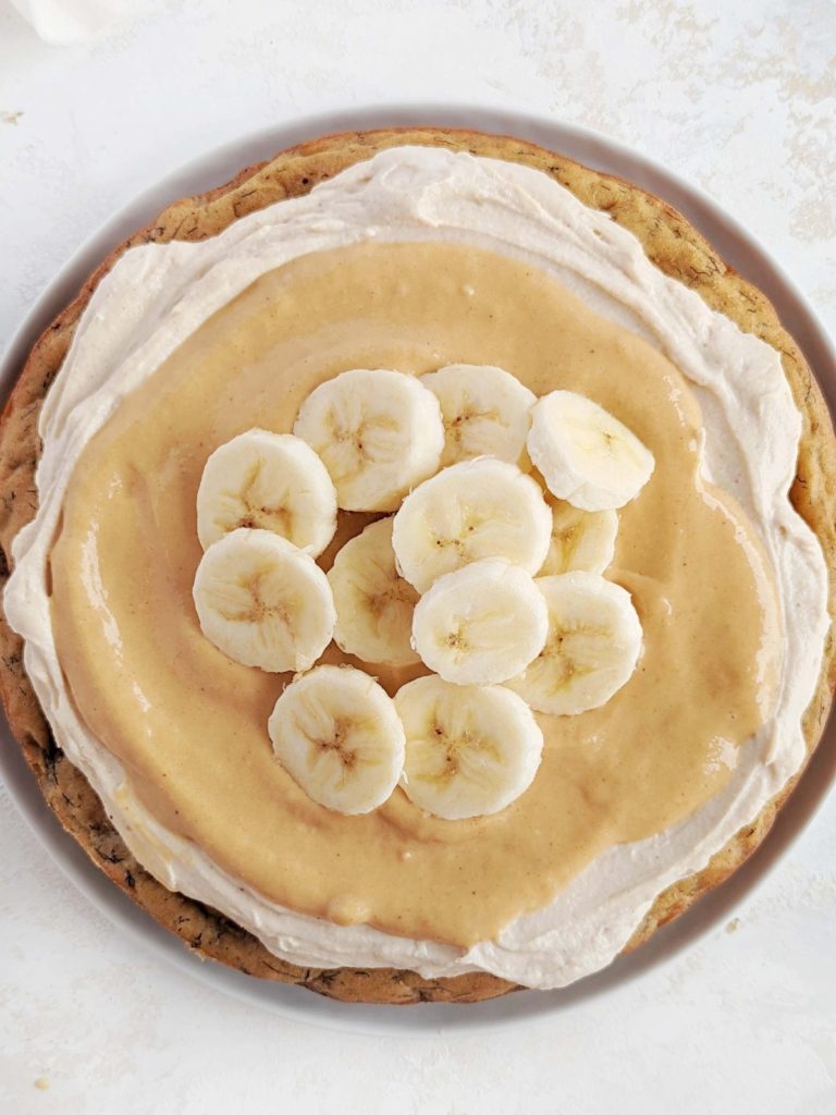 Easy and healthy Protein Banana Cake made with whole wheat flour and protein powder, and topped with a vanilla protein frosting and protein caramel! A moist and delicious cake filled with banana flavor, perfect for an afternoon snack or dessert.