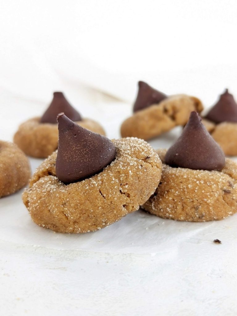 The best Protein Peanut Butter Blossoms with protein powder and no butter - a Christmas wish come true. Healthy peanut butter blossom cookies are easy, low sugar, low fat and actually spot on in taste!