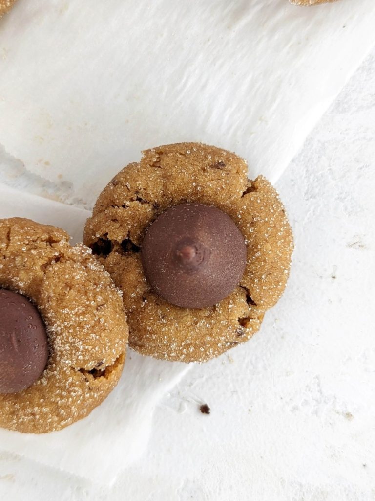 The best Protein Peanut Butter Blossoms with protein powder and no butter - a Christmas wish come true. Healthy peanut butter blossom cookies are easy, low sugar, low fat and actually spot on in taste!