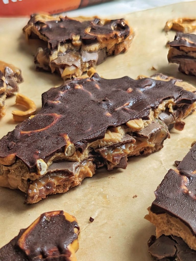 Protein Bar Bark is the guilt-free twist on Viral date bark you didn’t know you needed! A high protein, low sugar, low fat recipe using protein bars and high protein peanut spread.