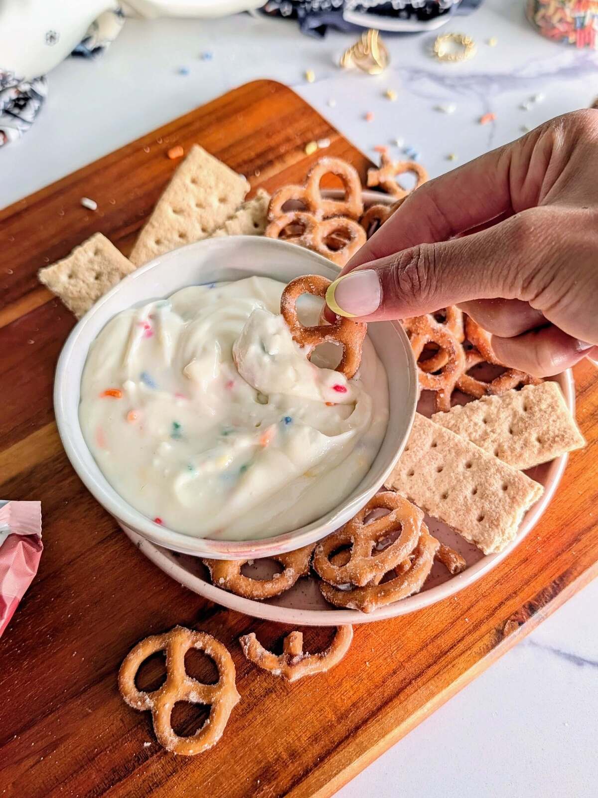 This high protein funfetti dip is a no bake cake batter protein dip made with Greek yogurt and cottage cheese, no cake mix, at 17.4g of protein for 92 calories a serving.