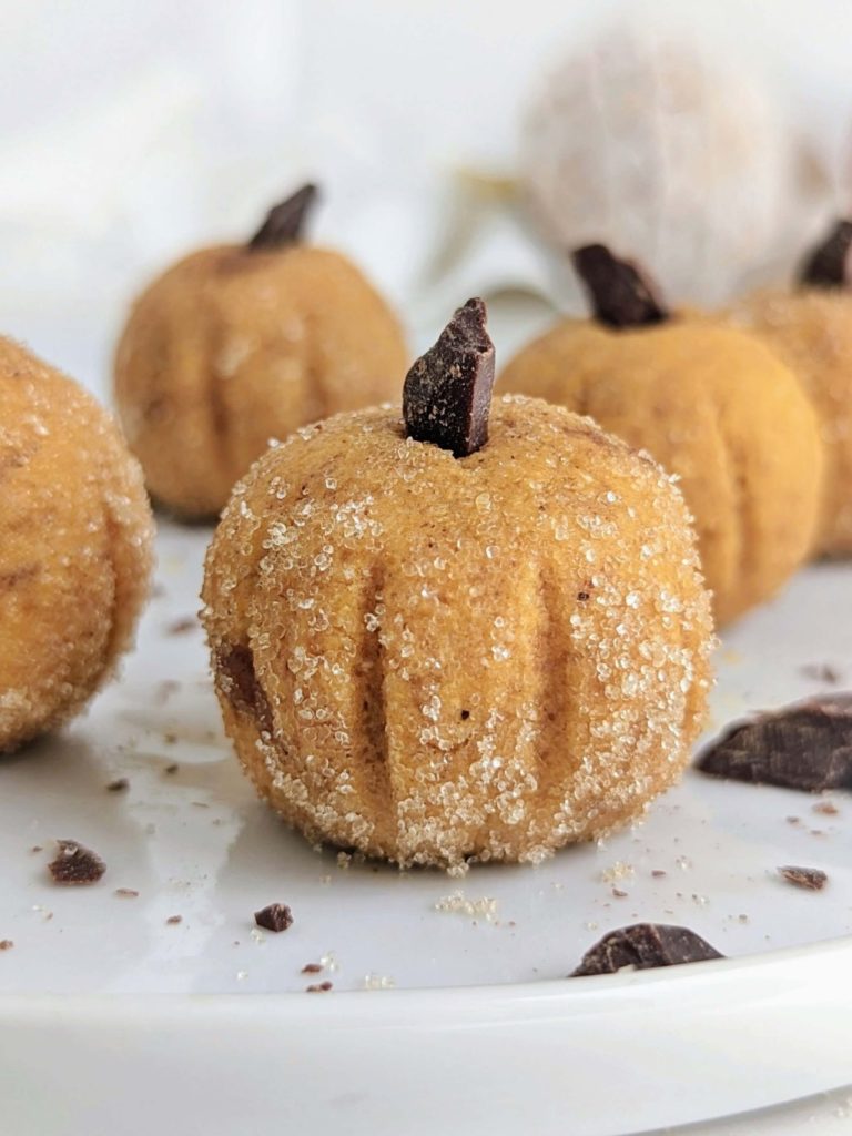 Spot-on Low carb Pumpkin Protein Balls will have you hooked! Easy and healthy pumpkin protein bites have no oats - a perfect gluten free and sugar free treat.