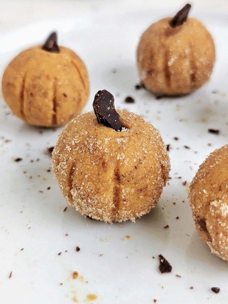Spot-on Low carb Pumpkin Protein Balls will have you hooked! Easy and healthy pumpkin protein bites have no oats - a perfect gluten free and sugar free treat.