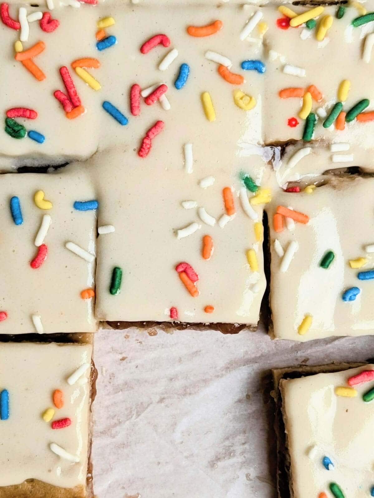 Make healthy cravings a reality with the ultimate Strawberry Top Tart Protein Bars recipe! These macro-friendly, low-sugar and low fat bars taste just like the real deal but are packed with protein and no guilt.