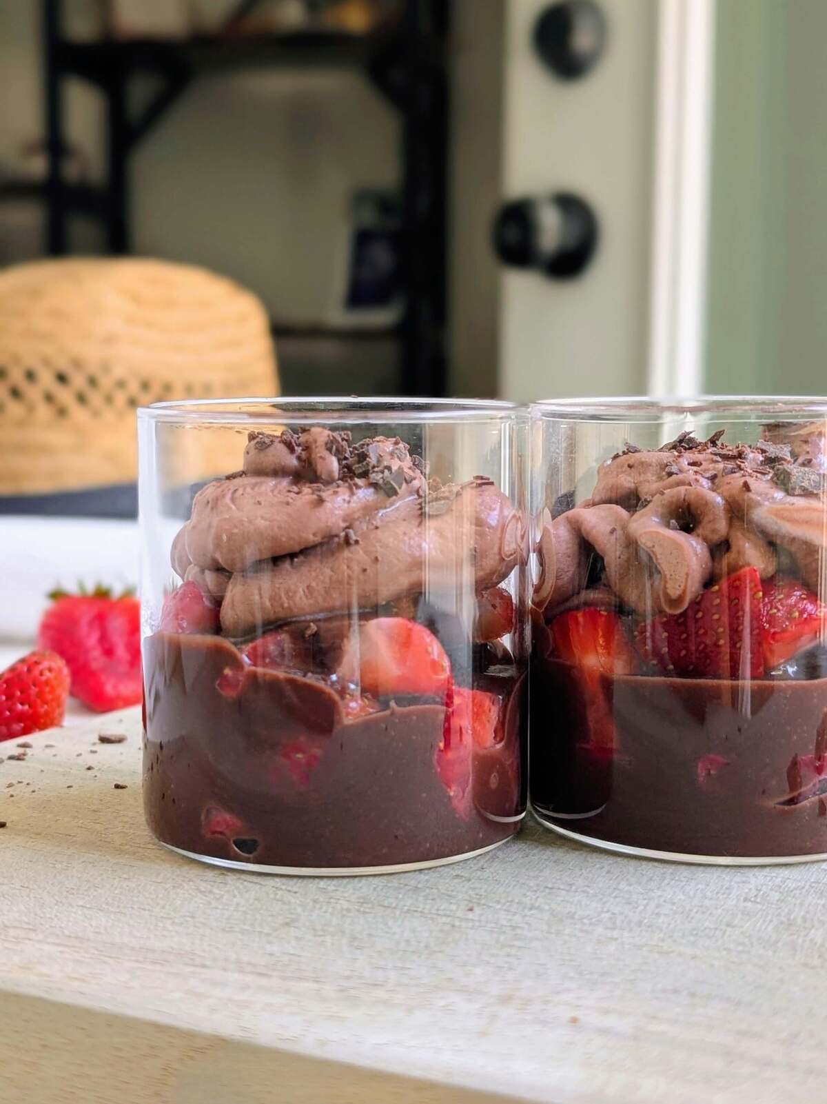 The best healthy chocolate strawberry dessert! A mess-free, sugar free high protein chocolate strawberry jar with 12g protein & just 121 calories. Ready in 5 mins.