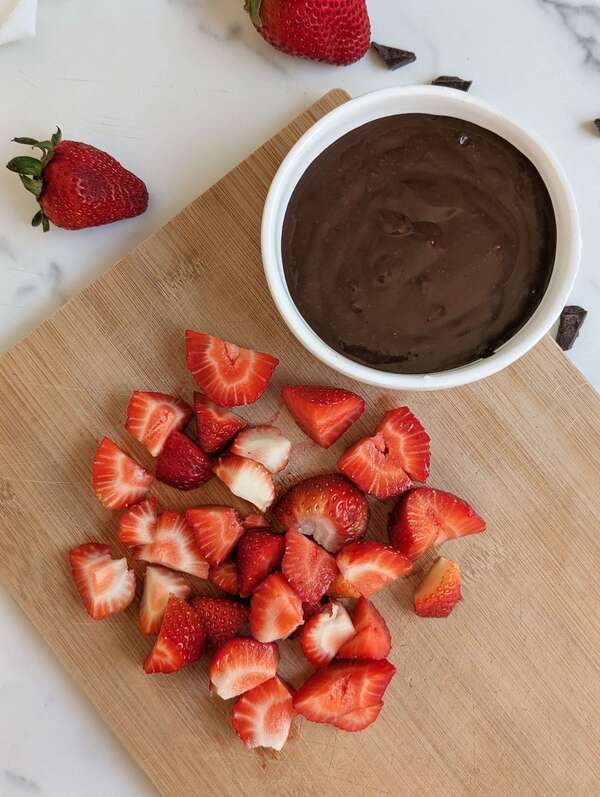 The best healthy chocolate strawberry dessert! A mess-free, sugar free high protein chocolate strawberry jar with 12g protein & just 121 calories. Ready in 5 mins.