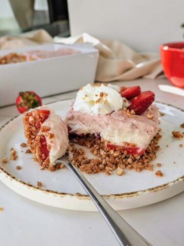 The best healthy strawberry lasagna recipe with sugar free, high protein base and pudding layers! An easy no bake strawberry lasagna recipe with no butter.