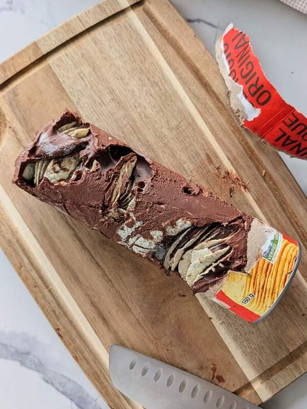 Jump on the trend with this high protein viral chocolate pringles block recipe! A sugar-free, low-calorie hack for the viral potato chip chocolate bar.