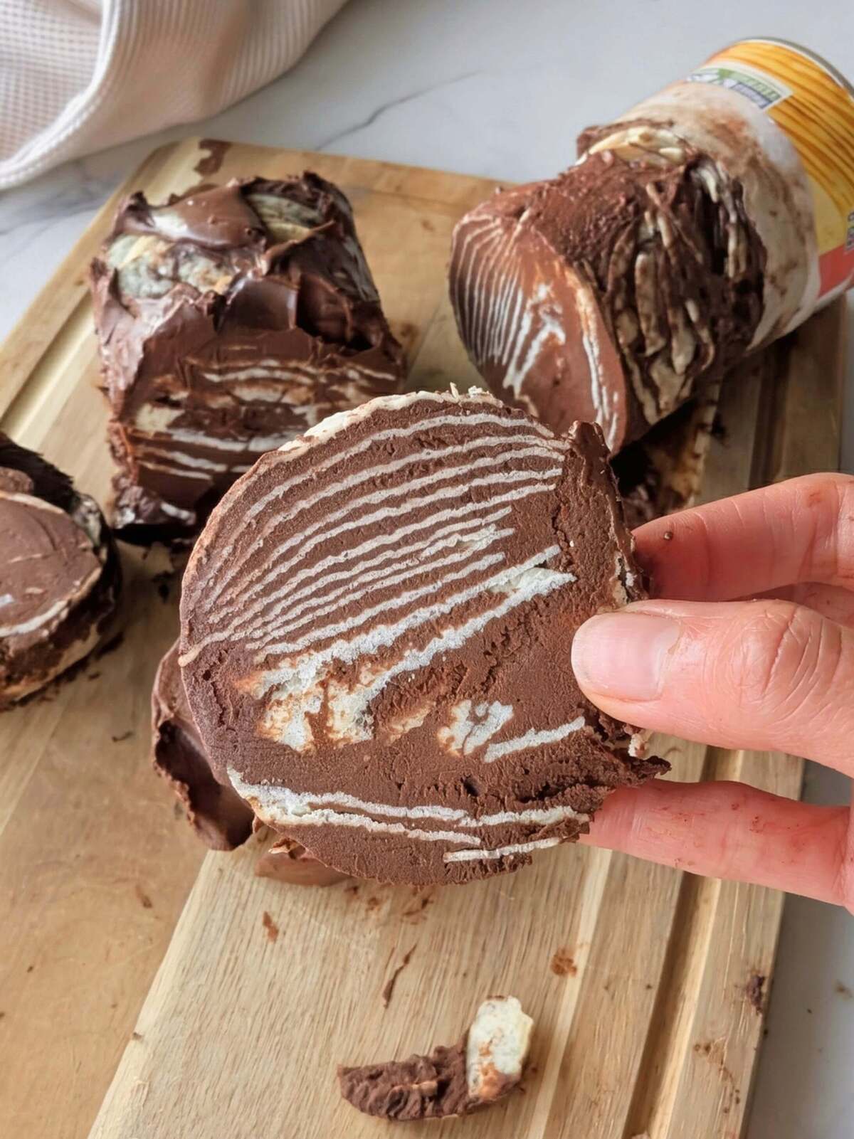 Jump on the trend with this high protein viral chocolate pringles block recipe! A sugar-free, low-calorie hack for the viral potato chip chocolate bar.