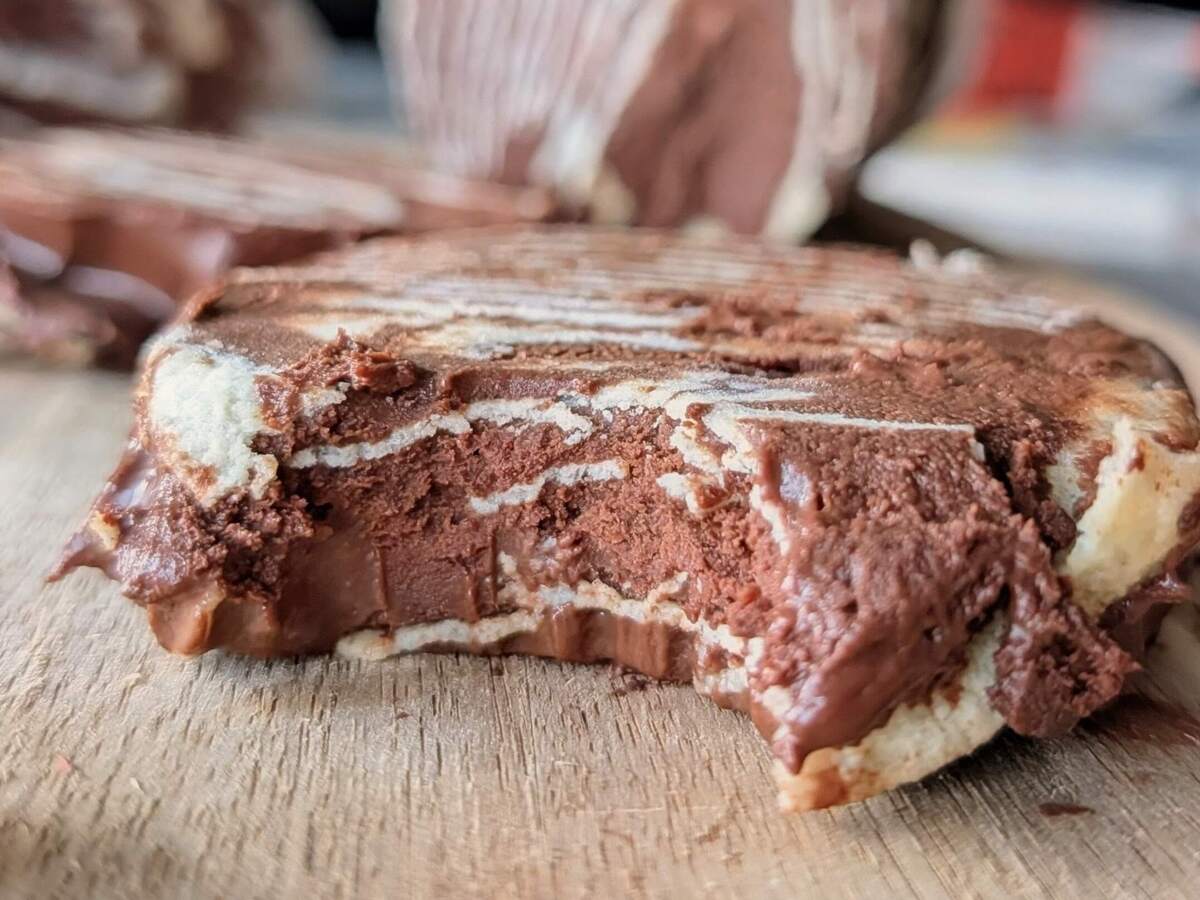 Jump on the pringles chocolate trend with this high protein chocolate pringles recipe! A sugar-free, low-calorie hack for the viral potato chip chocolate bar.