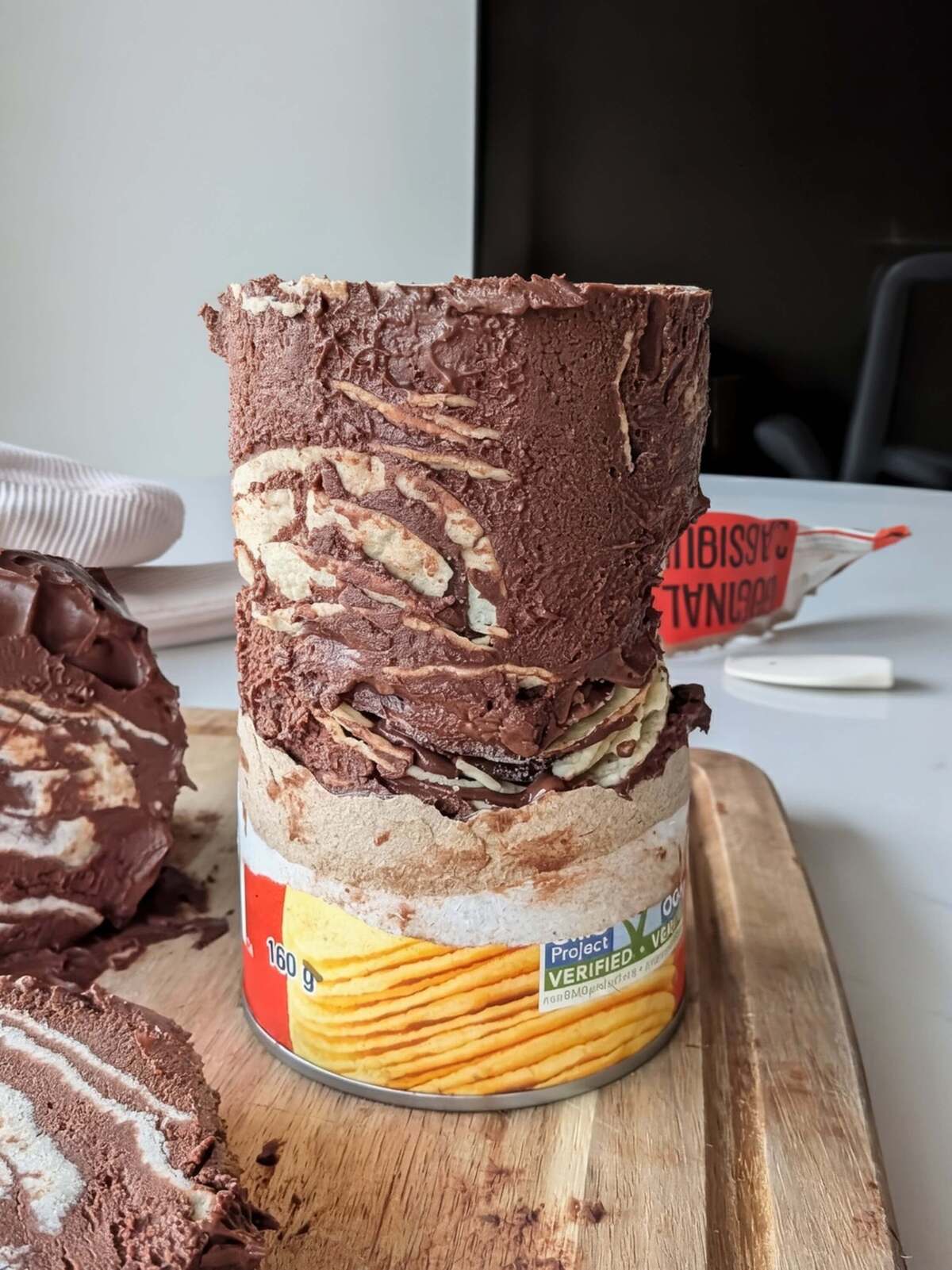 Jump on the pringles chocolate trend with this high protein chocolate pringles recipe! A sugar-free, low-calorie hack for the viral potato chip chocolate bar.