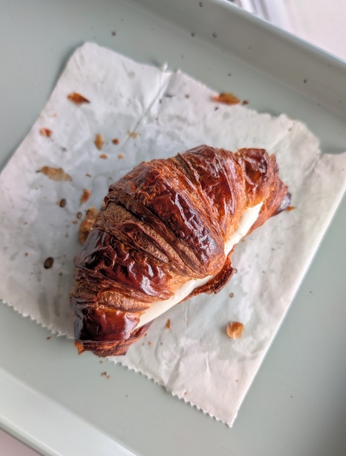Close croissant