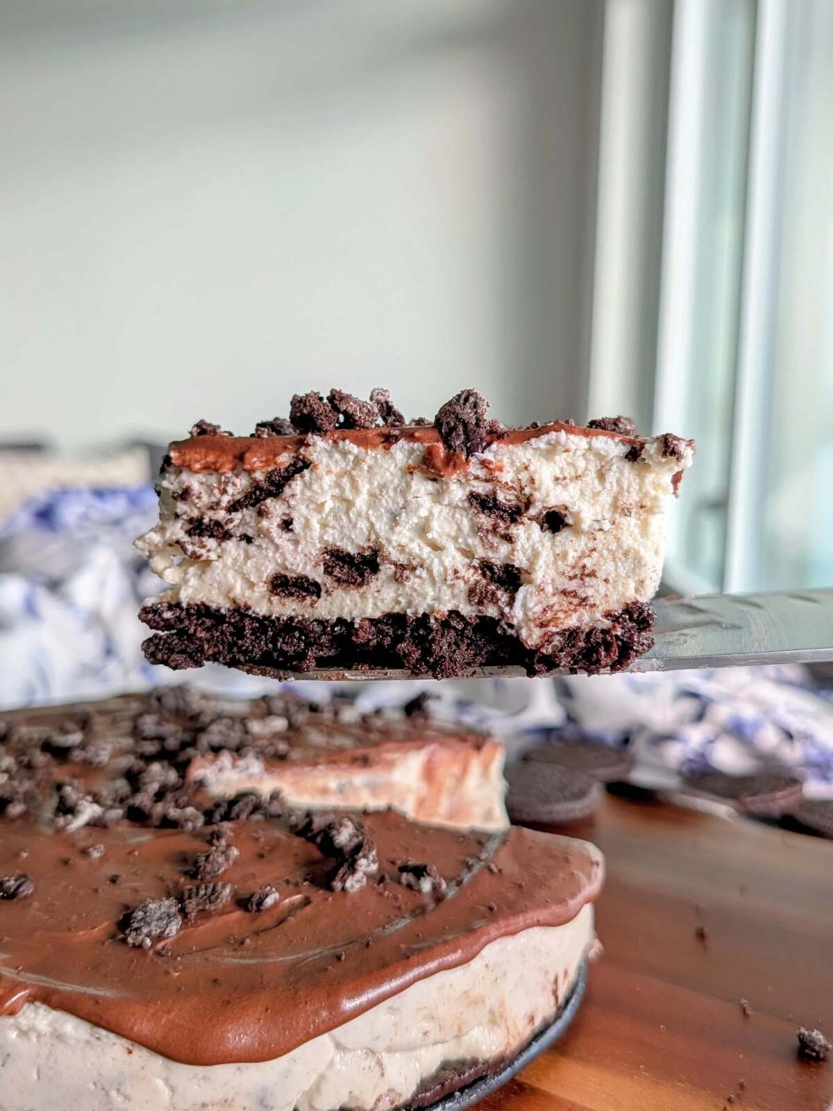 This high-protein Oreo cheesecake is a no-bake, cookies-and-cream dessert made with Greek yogurt, cottage cheese, and protein powder, and it comes in at just 205 calories with over 20 grams of protein per slice — perfect for beating the heat without turning on the oven.