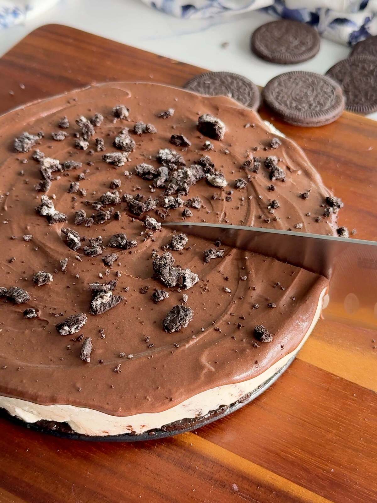 This high-protein Oreo cheesecake is a no-bake, cookies-and-cream dessert made with Greek yogurt, cottage cheese, and protein powder, and it comes in at just 205 calories with over 20 grams of protein per slice — perfect for beating the heat without turning on the oven.
