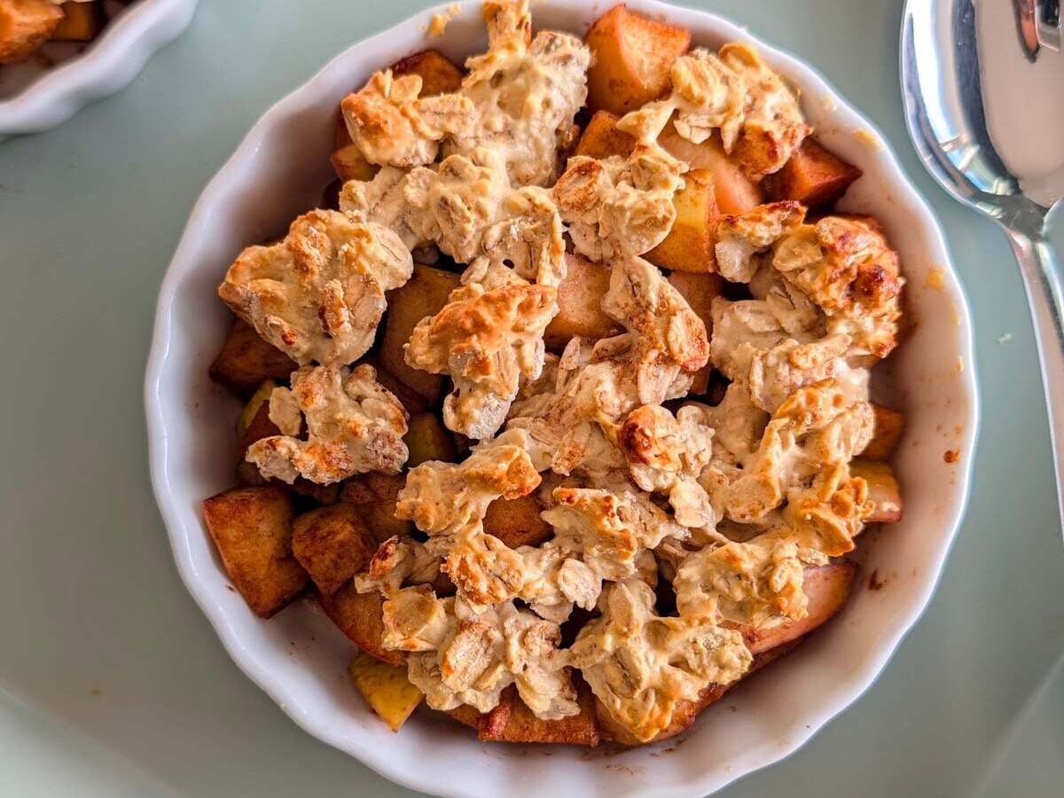 This high protein apple crisp skips the flour, skips the butter, and still gets a genuinely crispy oat topping, thanks to whipped egg whites folded into protein powder and oats. It's 14g protein and 169 calories for a full cup of warm, cinnamon-spiced apples with a topping that actually crisps instead of going doughy. No compromises here.