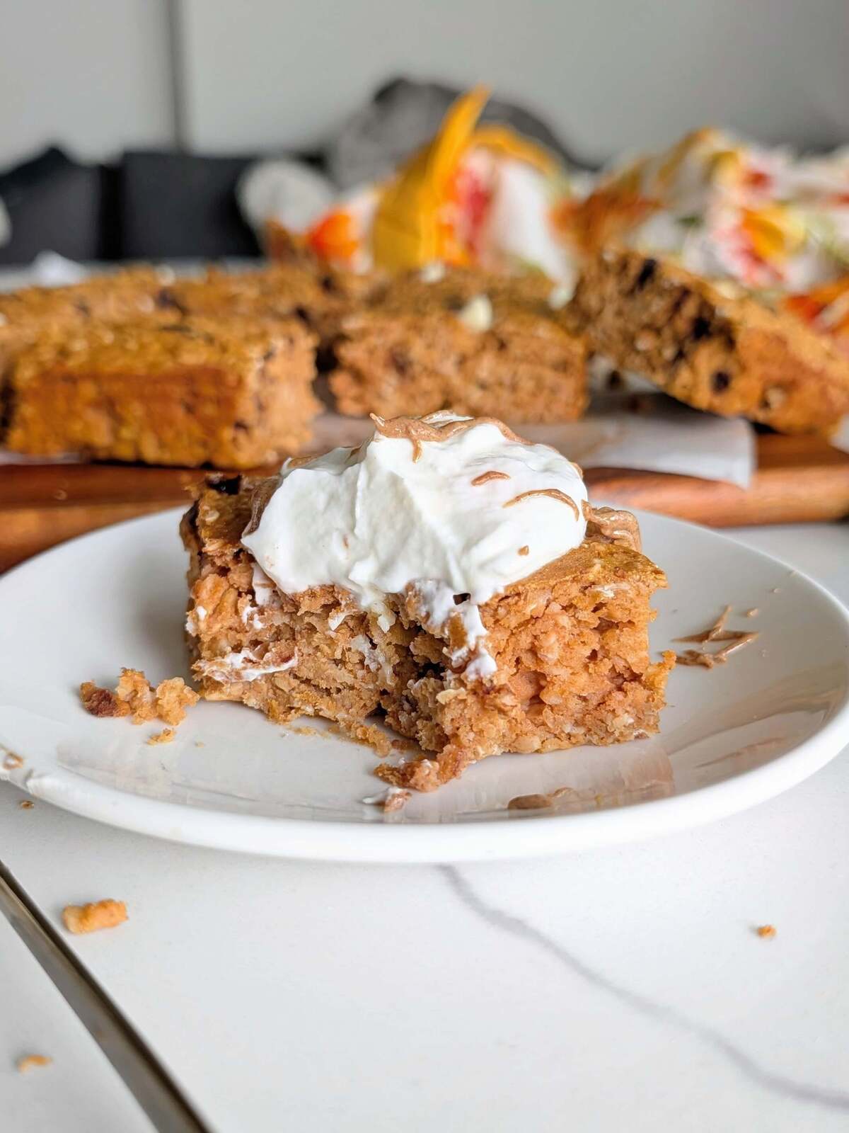 Soft protein pumpkin oat bars made with instant oats, Greek yogurt and protein powder. No added sugar, 14 protein per bar, one bowl and ready in 30 minutes.