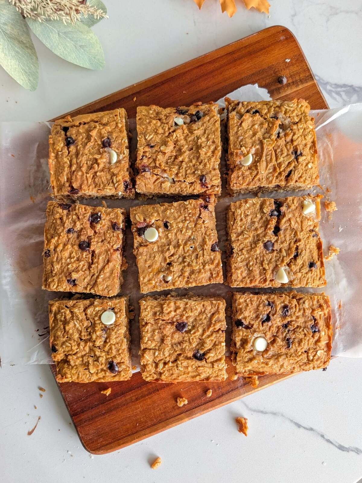 Soft protein pumpkin oat bars made with instant oats, Greek yogurt and protein powder. No added sugar, 14 protein per bar, one bowl and ready in 30 minutes.